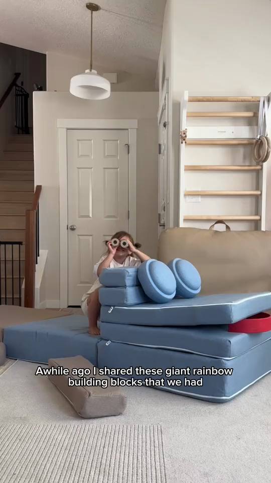Customer video: a child playing on the RIWI® Play Couch